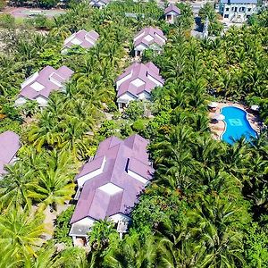 Resort Con Gà Vàng